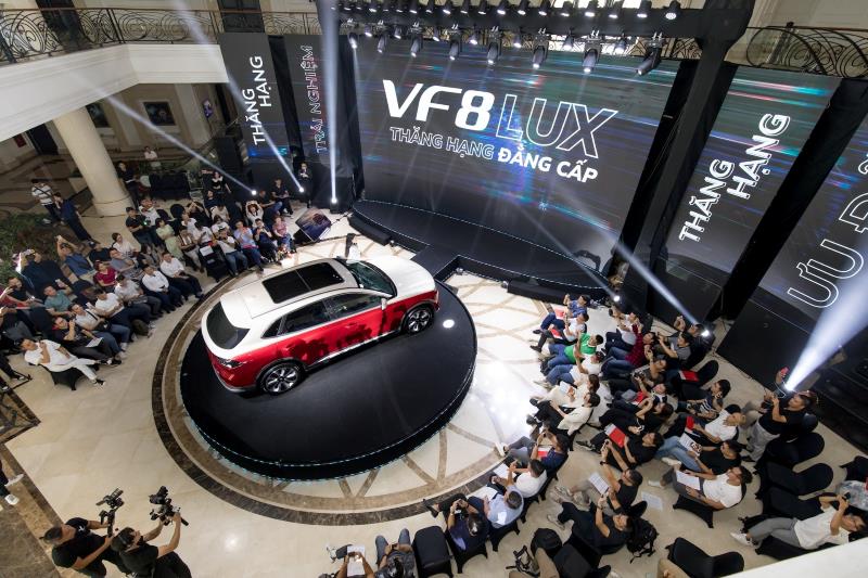 vf8-thang-hang-dang-cap